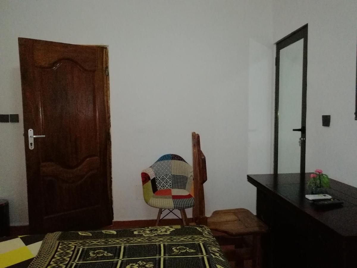 Marys Guest House Lome Ngoại thất bức ảnh