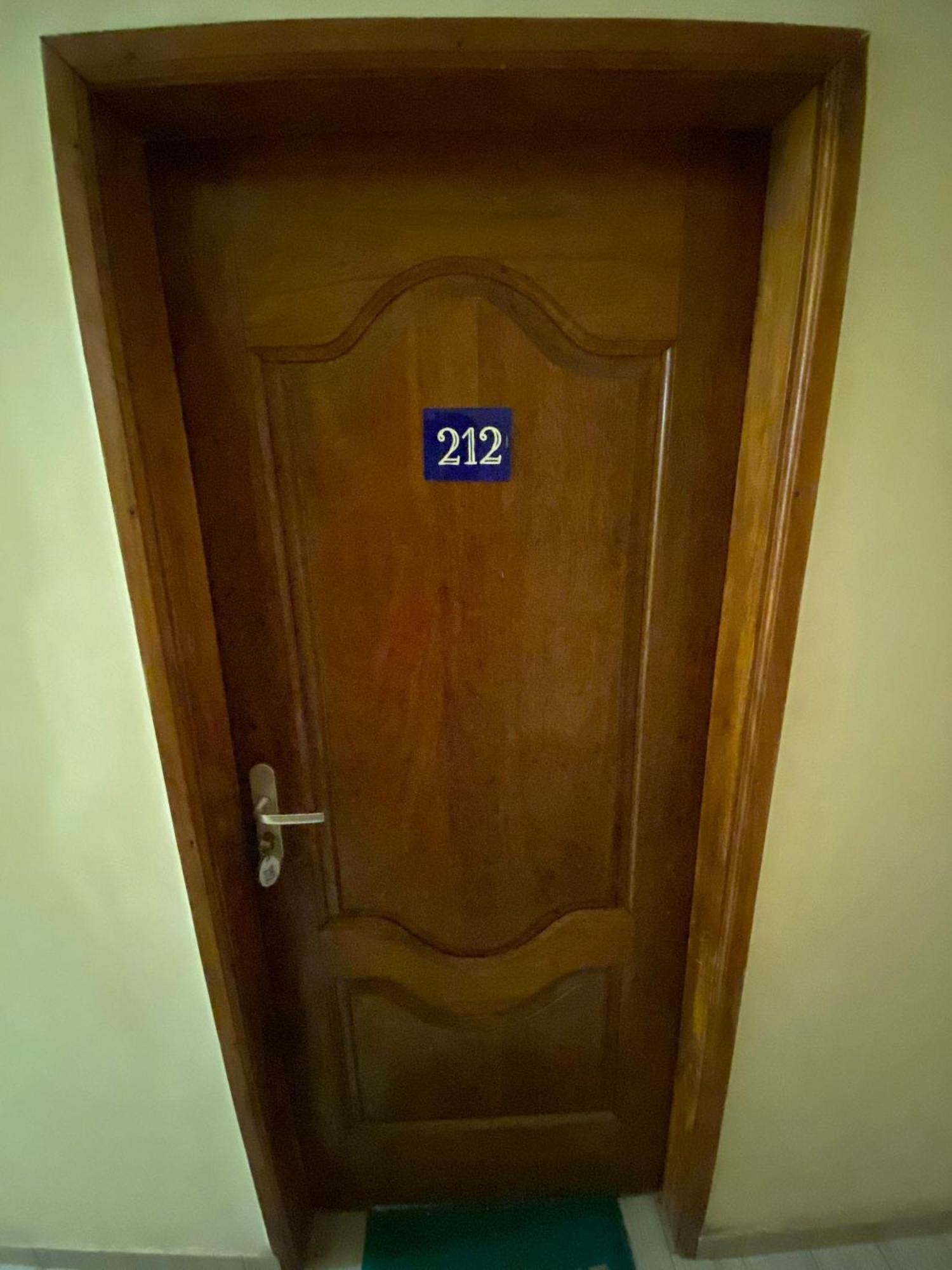 Marys Guest House Lome Ngoại thất bức ảnh