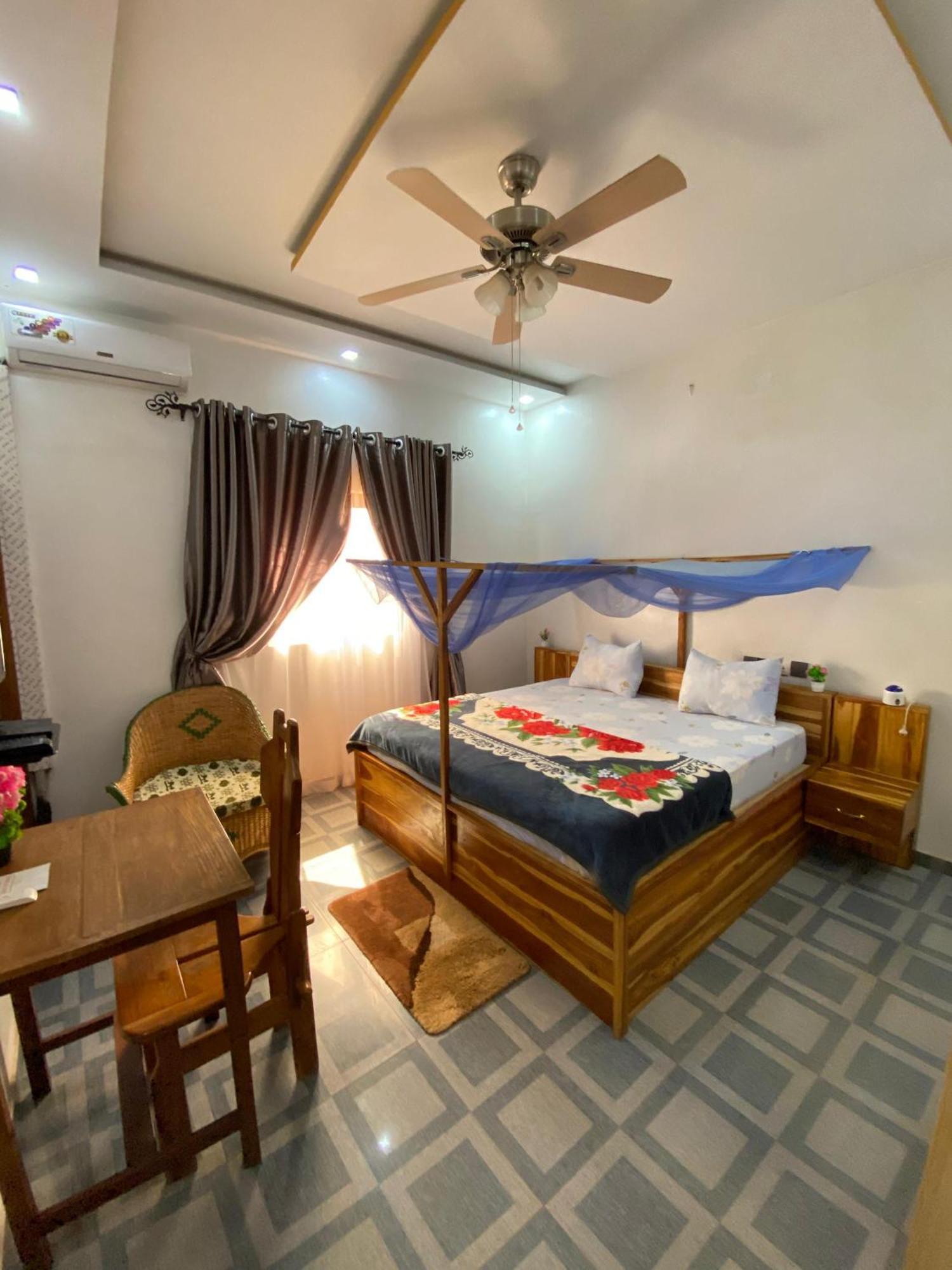 Marys Guest House Lome Ngoại thất bức ảnh