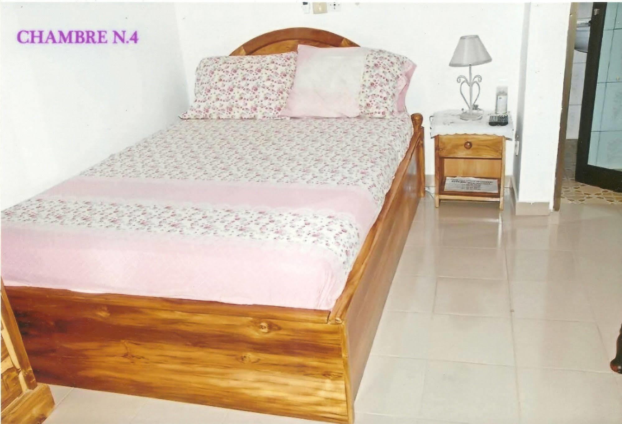 Marys Guest House Lome Ngoại thất bức ảnh