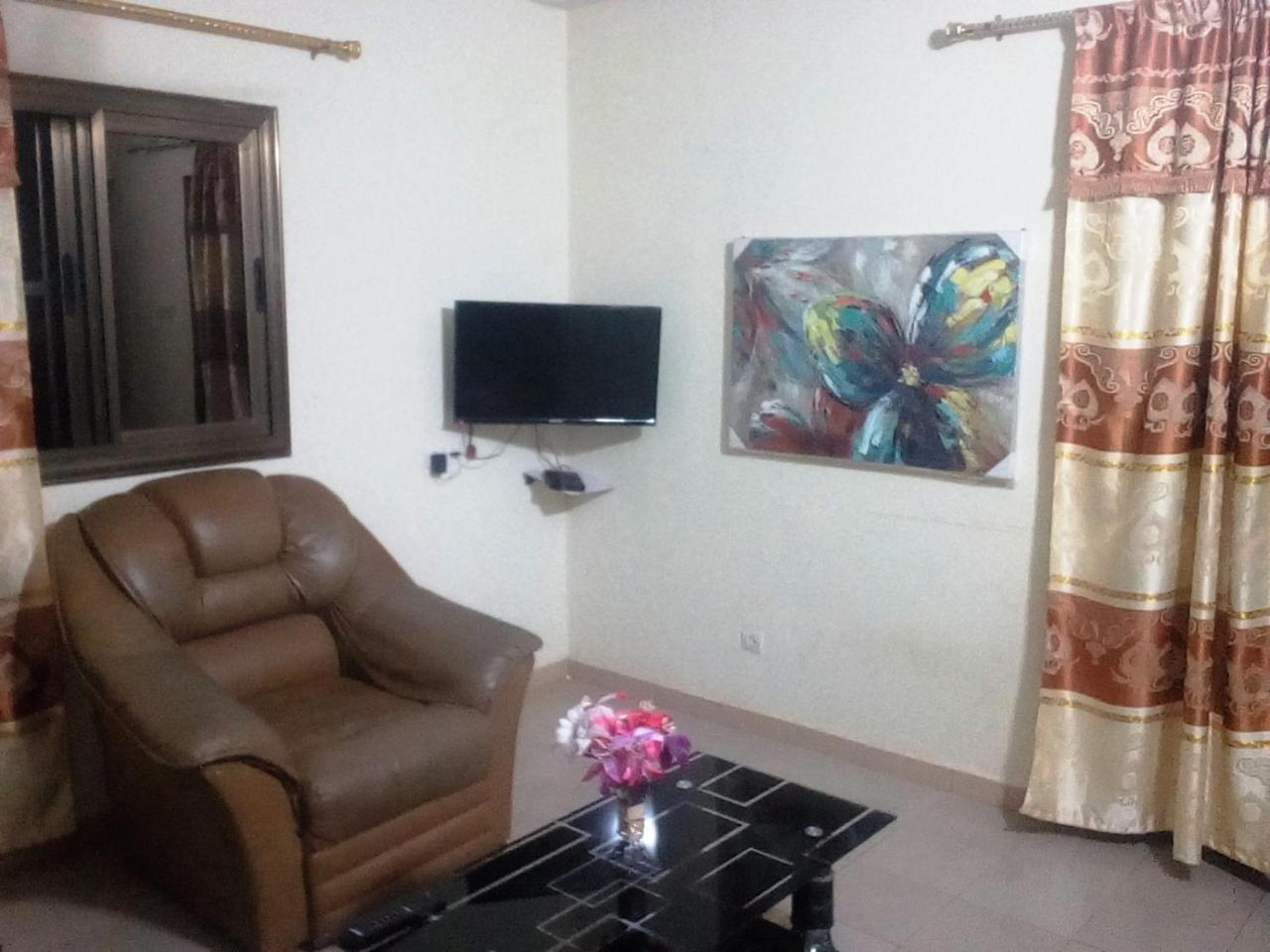 Marys Guest House Lome Ngoại thất bức ảnh