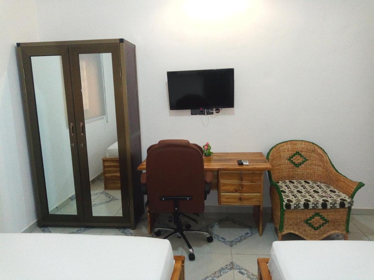Marys Guest House Lome Ngoại thất bức ảnh